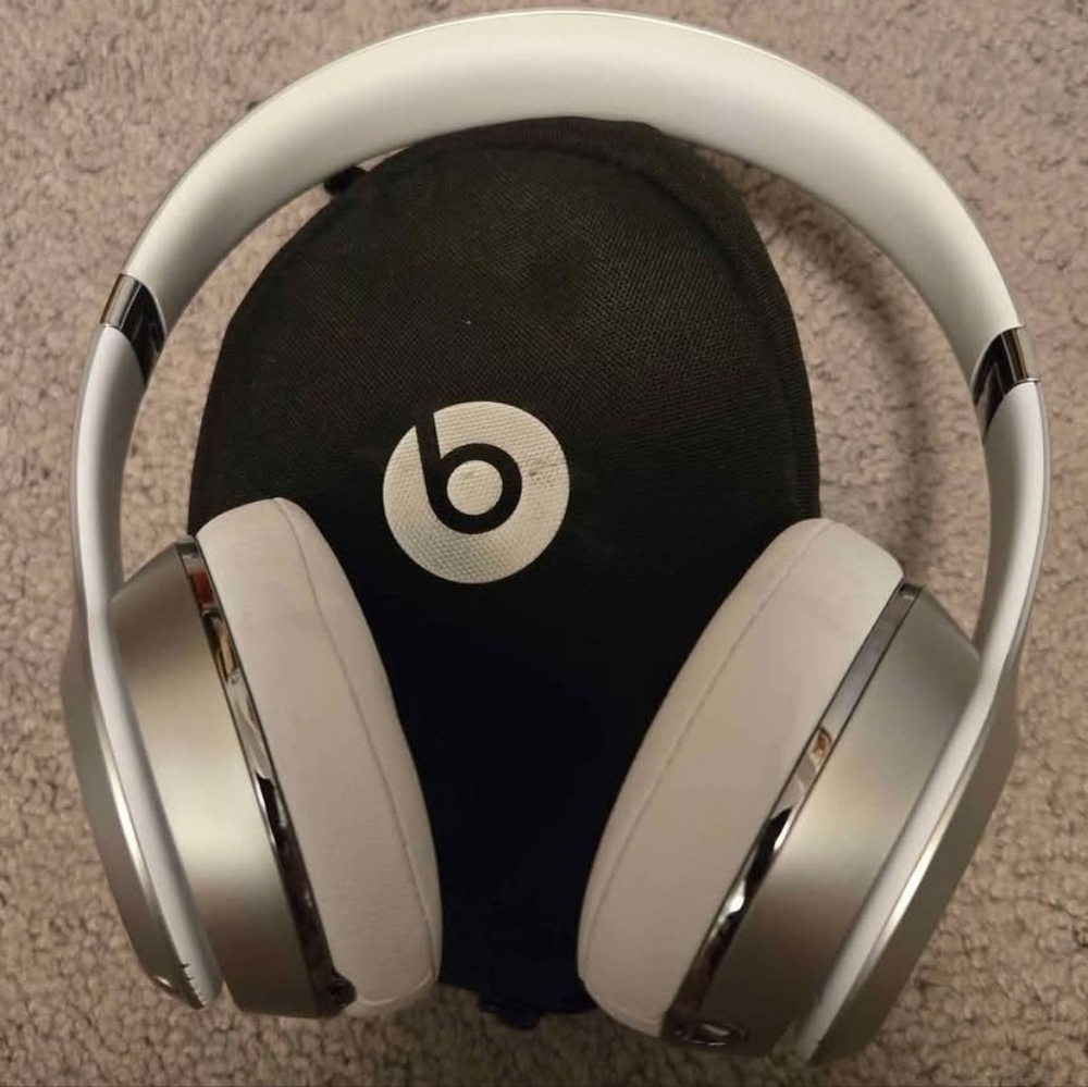 Beats Solo 3 Wireless And Wired Silver and White Headphones